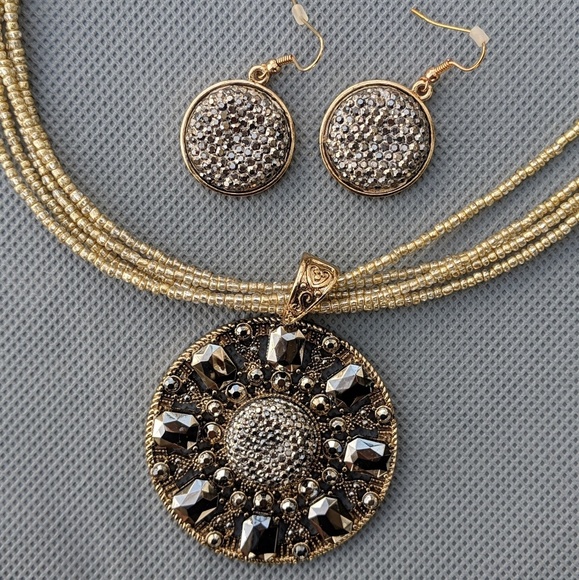 Jewelry - Necklace and earrings matching set
